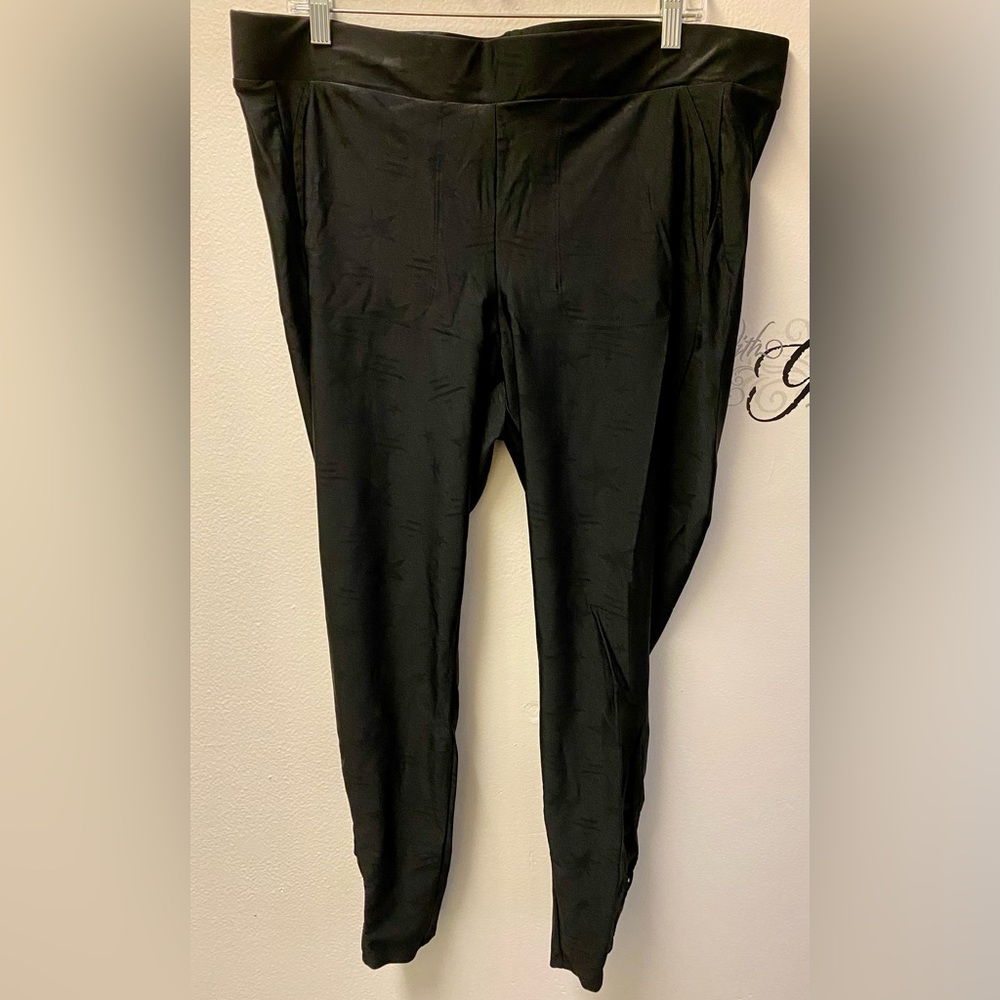 5/$25 Fun Torrid legging/pant shooting stars pattern size 3 with lattice on legs